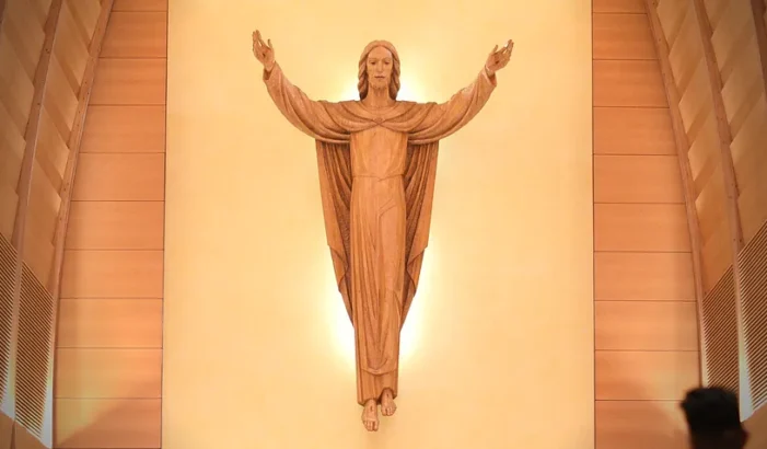 Chissà perché c’è un enorme Cristo Risorto nella Basilica al Colle don Bosco